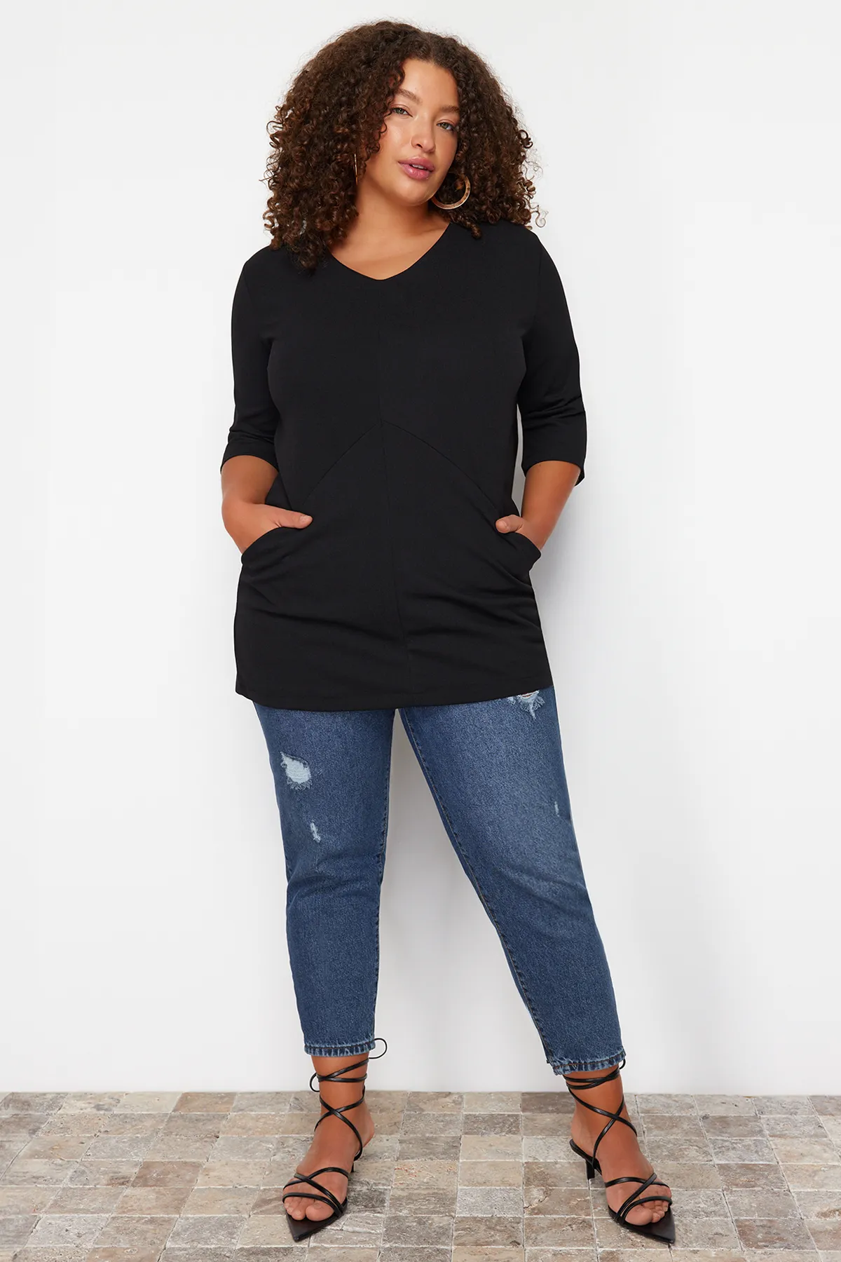 Trendyol Curve  Schwarze Strickbluse mit Dreiviertelärmeln TBBSS24BF00060
