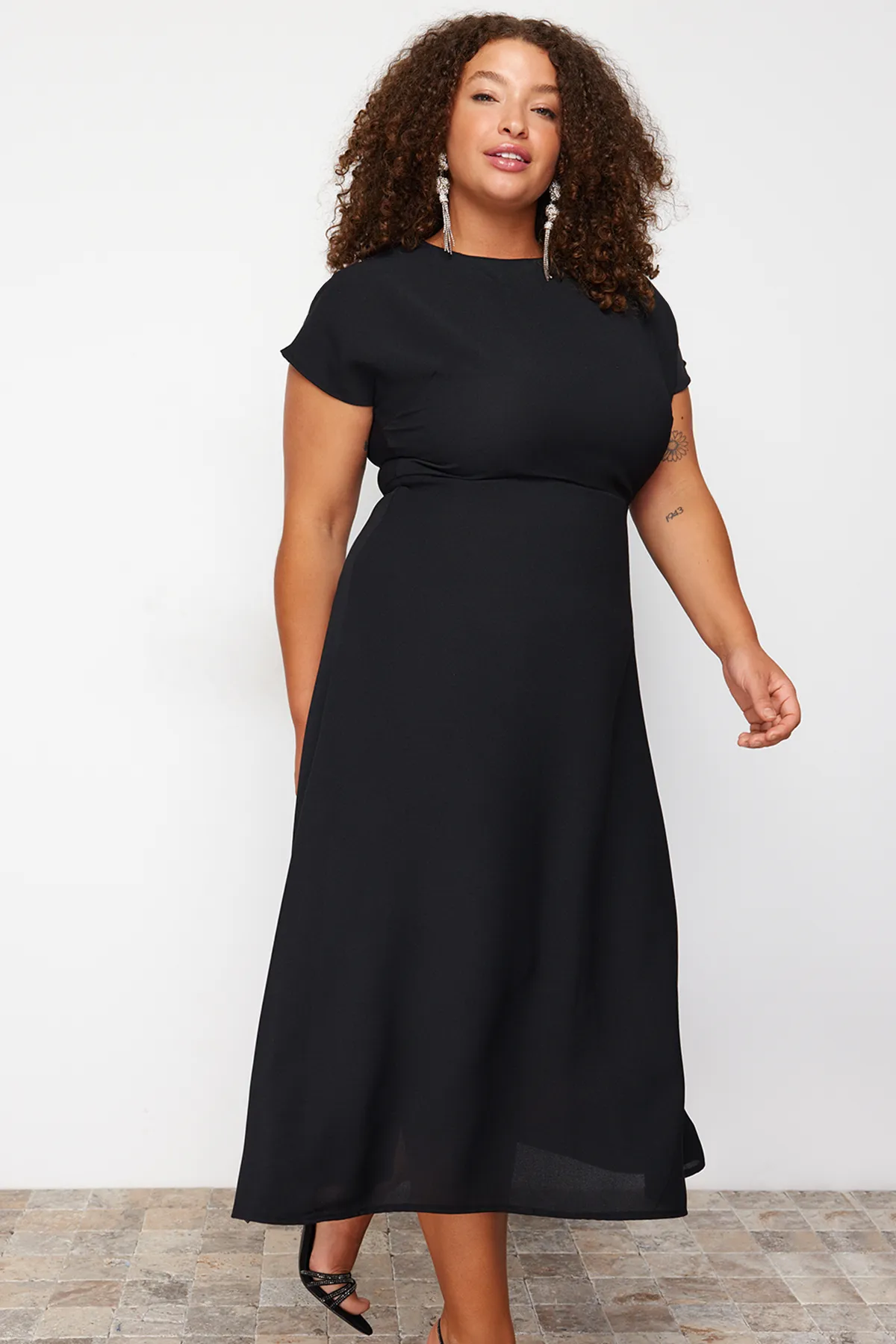 Trendyol Curve  Schwarzes A-Linien-Maxi-Gewebekleid TBBSS24AH00015