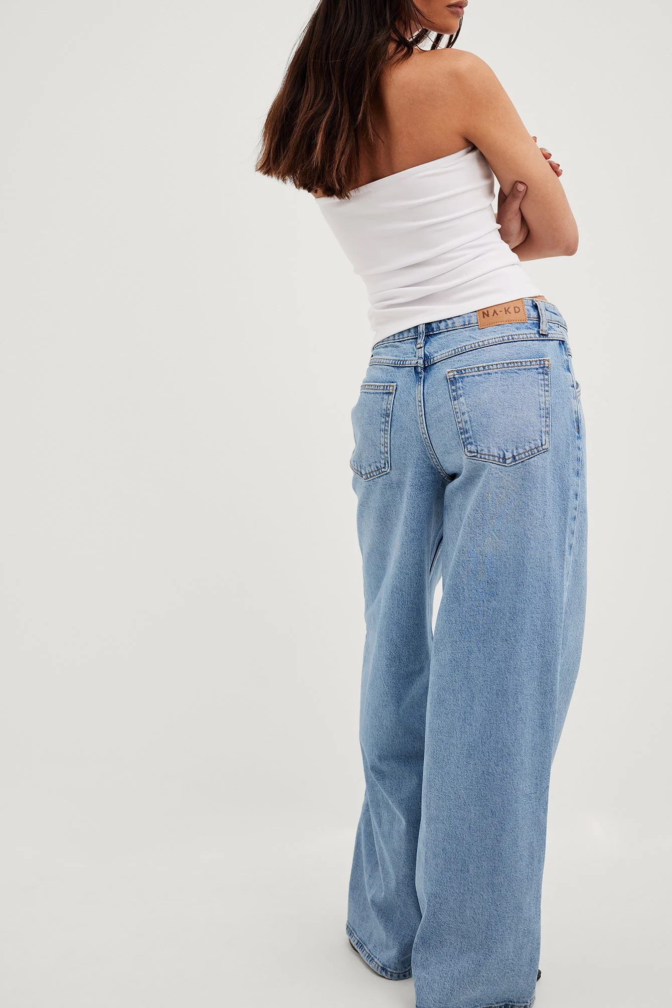 Weite Jeans mit niedriger Taille und Nahtdetails