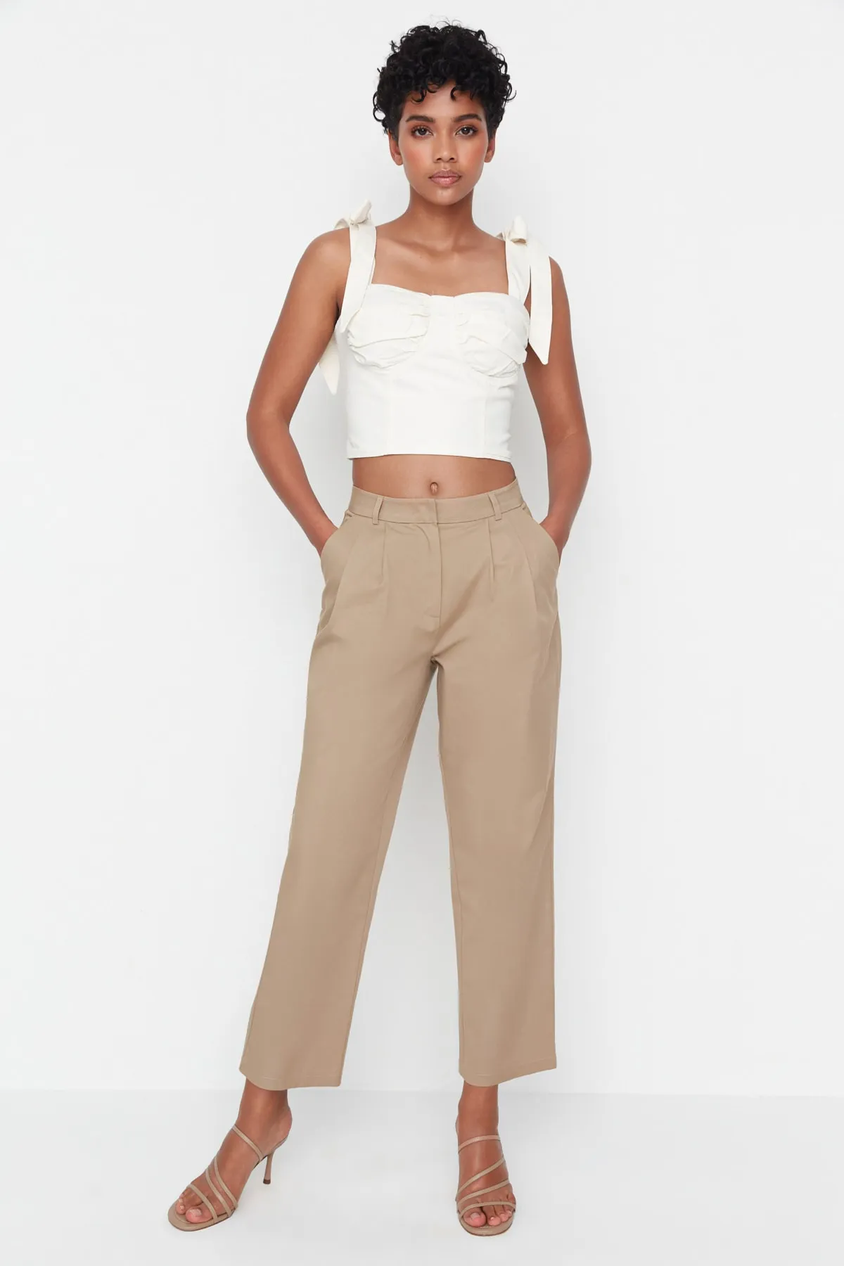 Trendyol Collection  Beigefarbene, gerade geschnittene, gewebte Hose mit hoher Taille TWOSS22PL00074