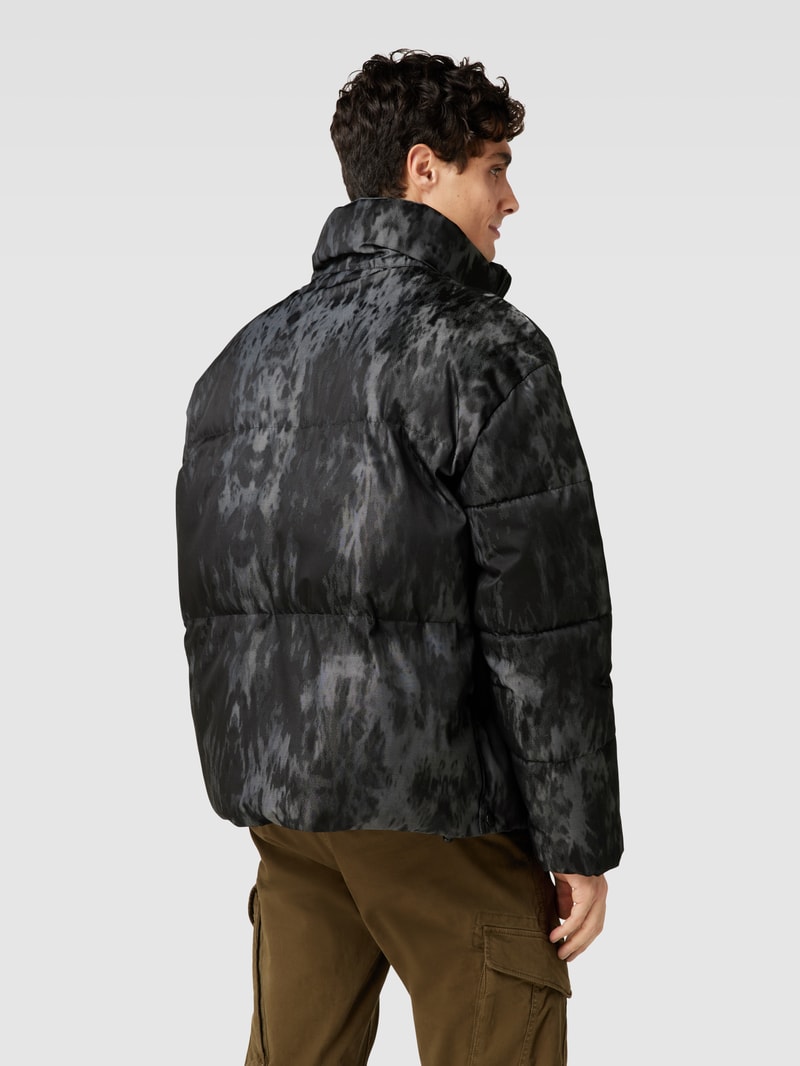Steppjacke mit Pattentaschen in schwarz