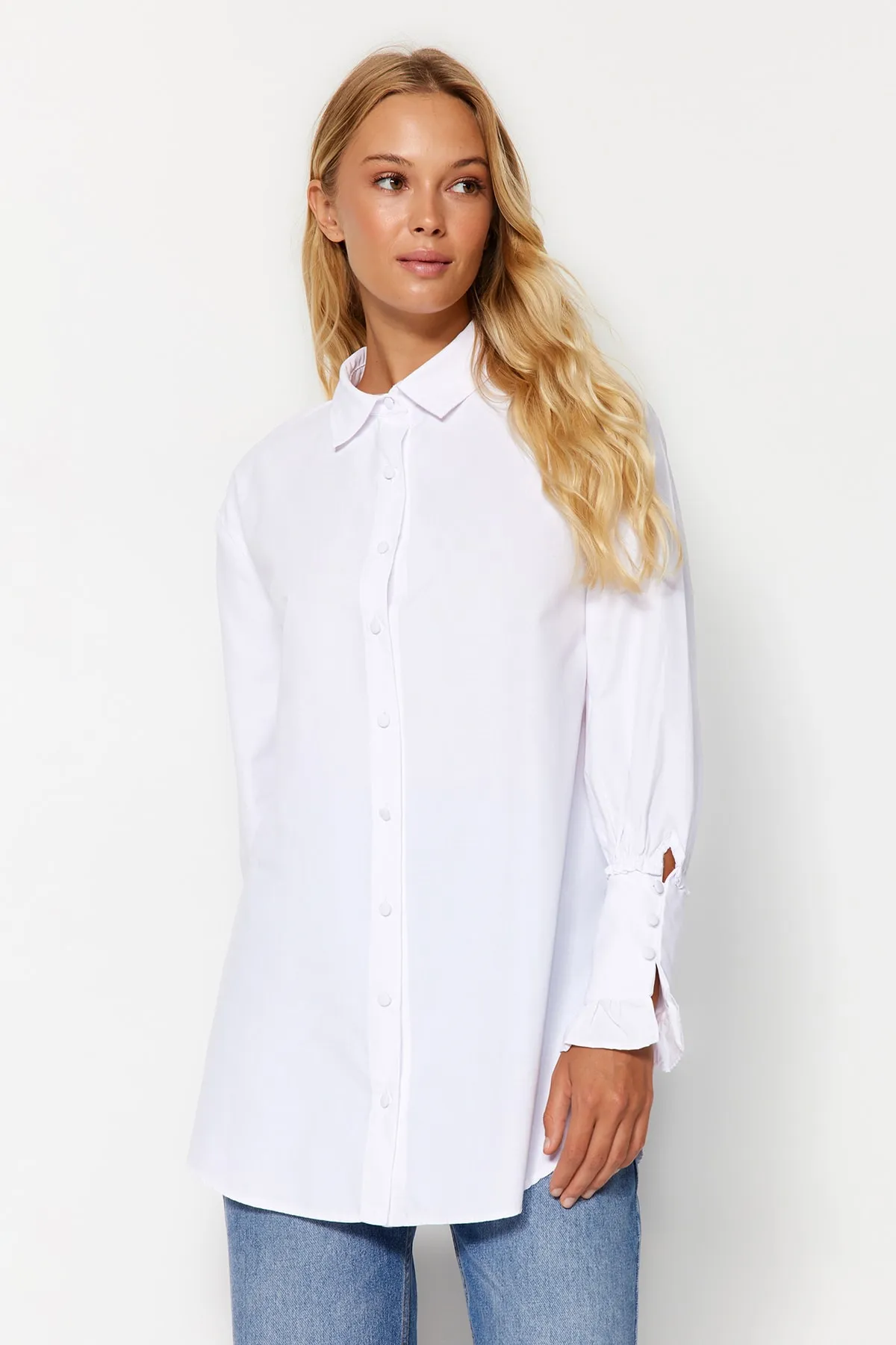 Trendyol Modest  Weißes Hemd aus gewebter Baumwolle mit Rüschendetail TCTAW24TG00016