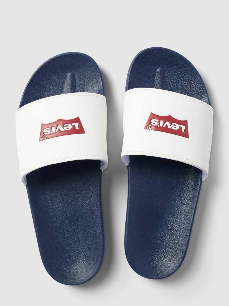 Slides mit Label-Detail Modell 'JUNE BATWING' in weiß