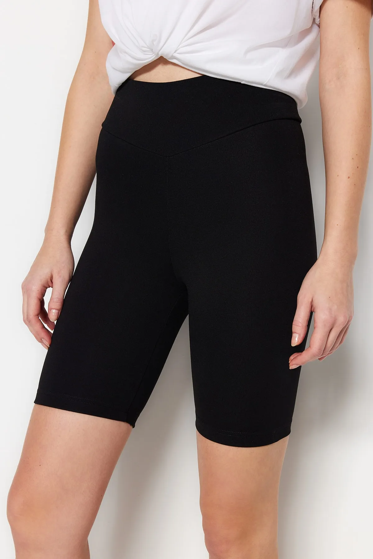 Trendyol Collection  Schwarze, hoch taillierte Biker-Leggings mit Interlock-Strick im Waist Recovery-Stil TWOSS23TA00023