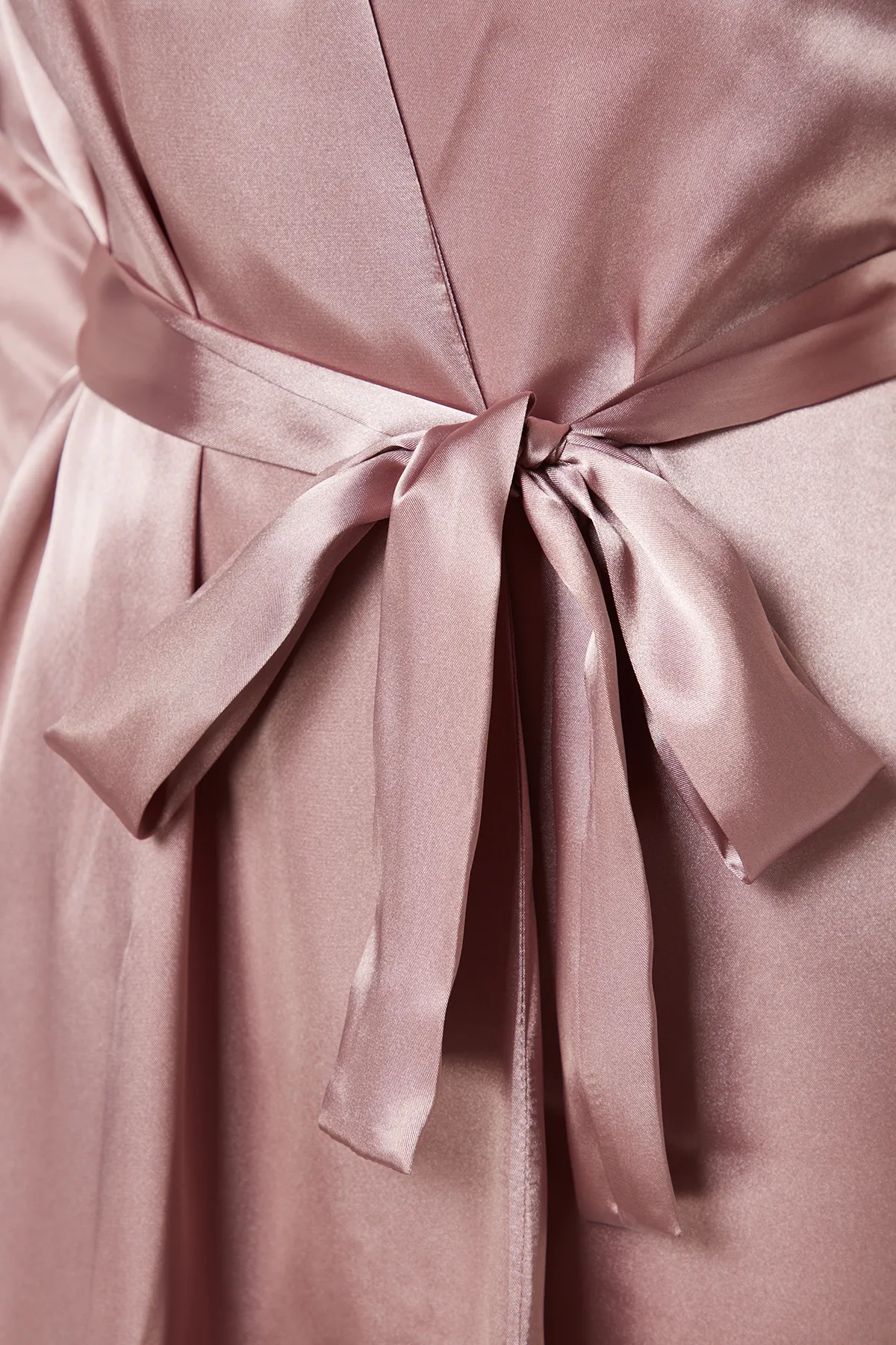 Trendyol Collection  Puderfarbener Morgenmantel aus gewebtem Satin mit Gürtel THMAW23SB00011
