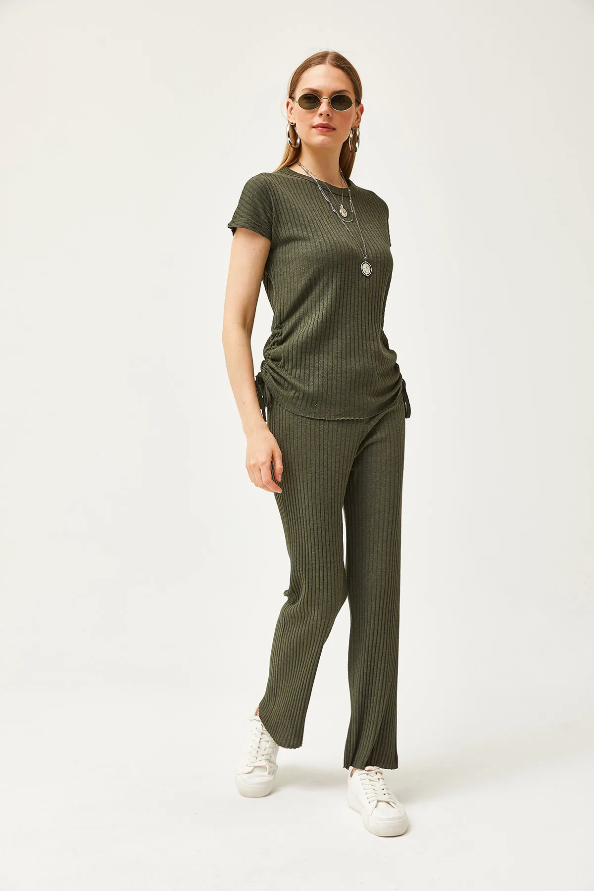 Olalook  Damen Nefti Grünes Set mit seitlich geraffter Bluse und Palazzo-Hose TKM-19000196