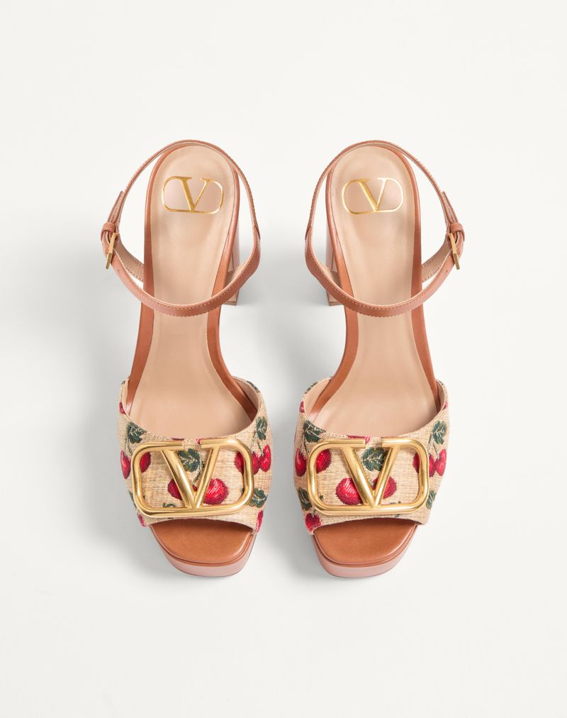 Sandália plataforma VLogo Signature em ráfia jacquard com estampa de cerejas, 115 mm