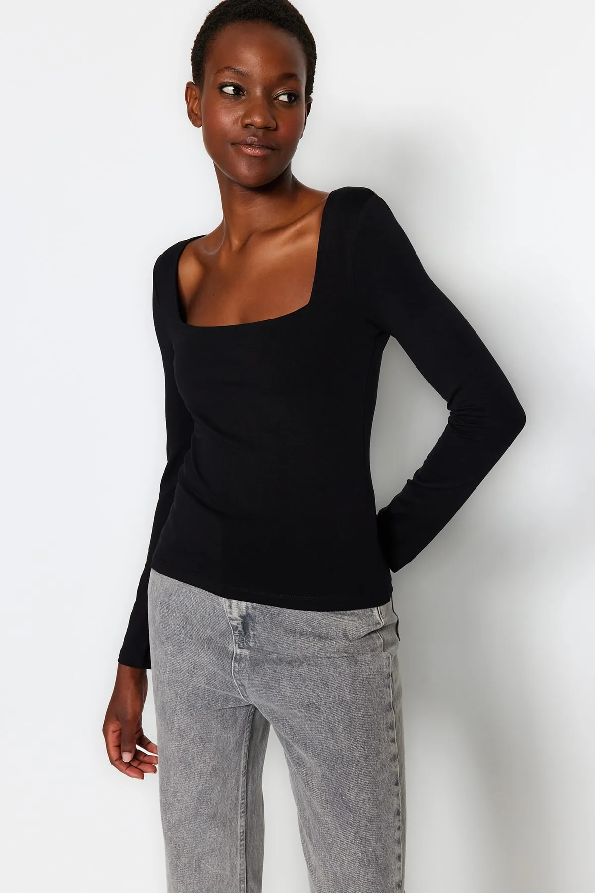 Trendyol Collection  Schwarze, dehnbare, figurbetonte Bluse aus Baumwolle mit quadratischem Ausschnitt TWOAW24BZ00016