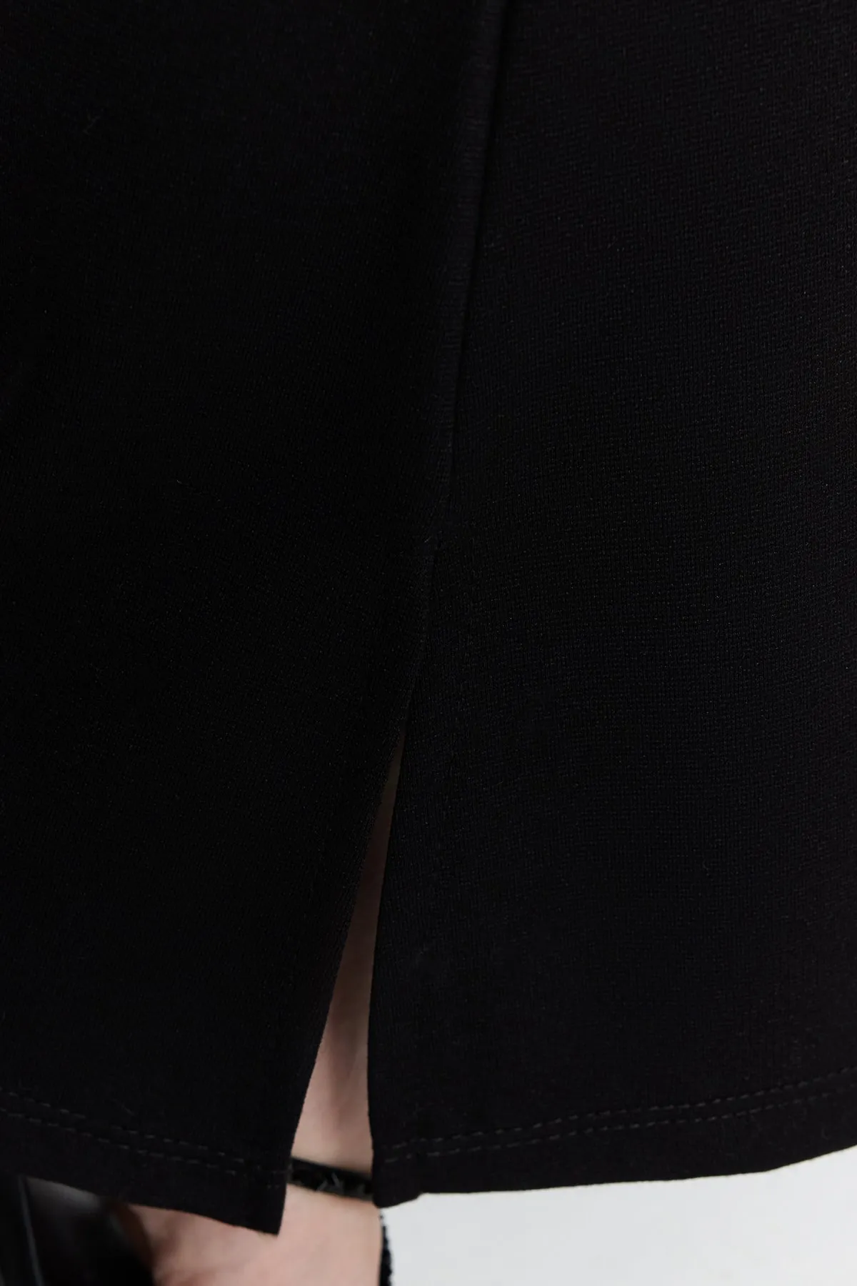 Trendyol Curve  Schwarze spanische Strickhose mit Beinschlitz TBBAW23AR00002