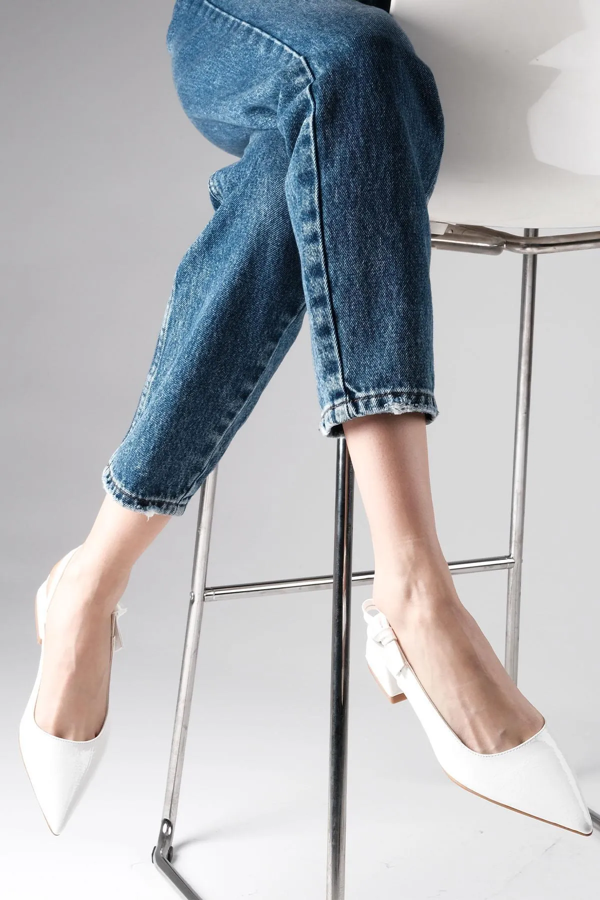 Mio Gusto  Kathy Weiße Lacklederschuhe mit seitlicher Schleife und offenem Rücken für Damen mit kurzem Absatz