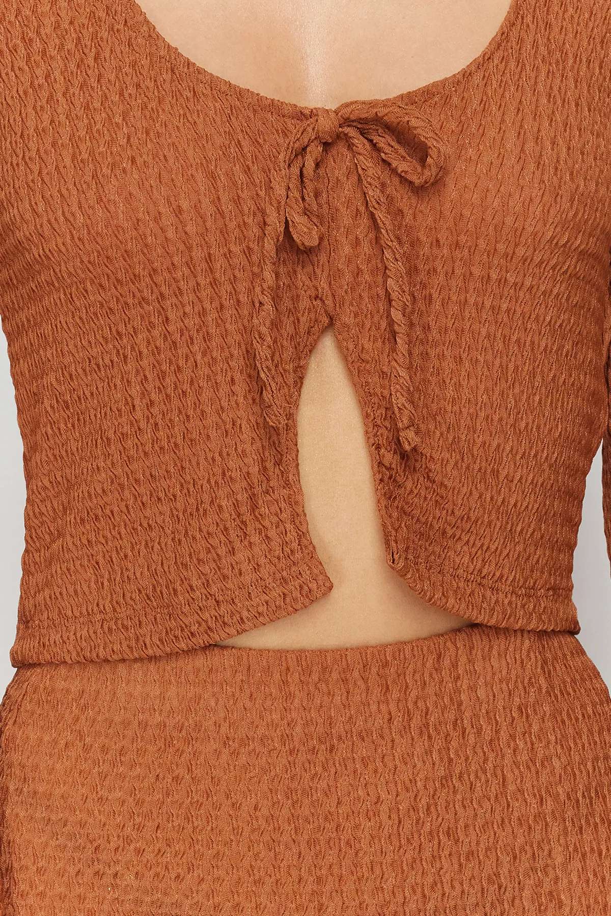 Trendyol Collection  Braunes gestricktes Blusenrock-Set mit Bindeband TBESS24AU00000