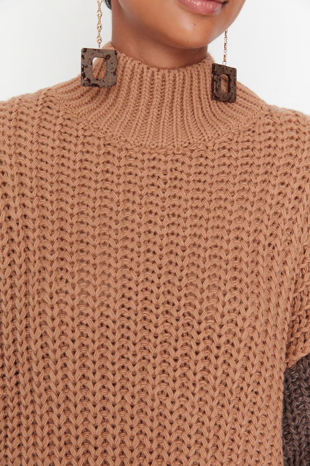 Trendyol Collection  Kamelfarbener, weich strukturierter Strickpullover mit Farbblockdesign und weiter Passform TWOAW21KZ0271