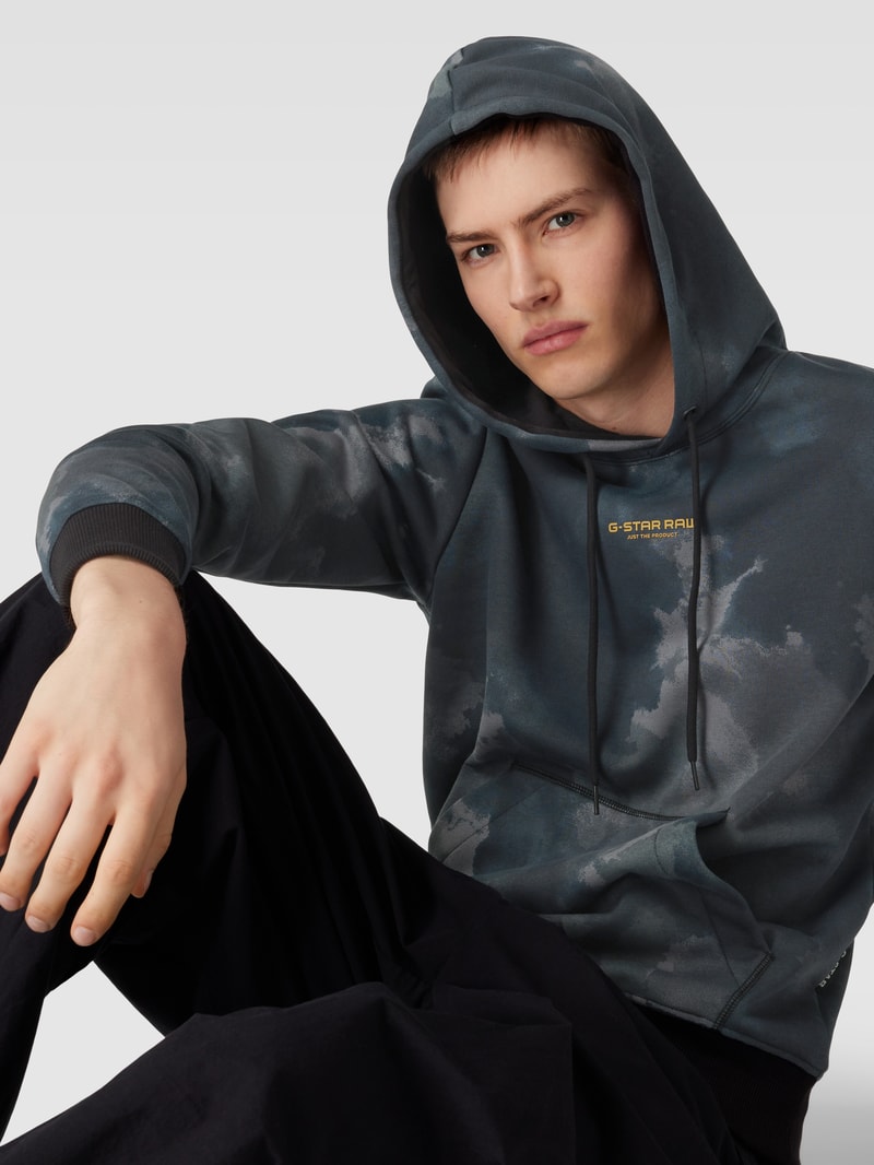 Hoodie mit Allover-Print in schwarz