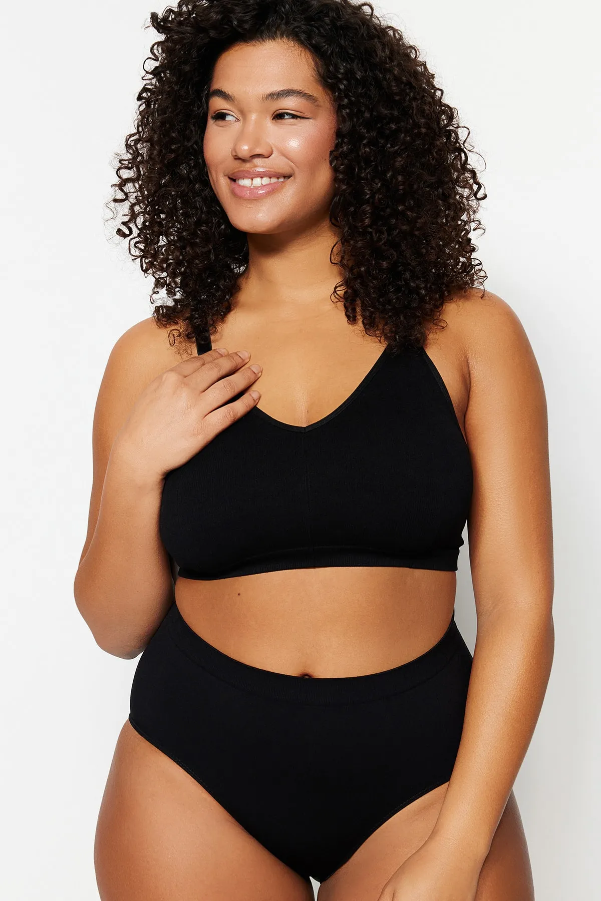 Trendyol Curve  Schwarzer, kappenloser, nahtloser Bralette-BH mit Trägern TBBSS23CW00001