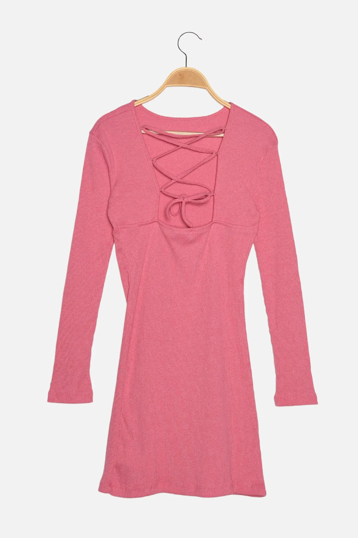 Trendyol Collection  Rosafarbenes, rückenfreies, geripptes Strickkleid TWOAW22EL0053