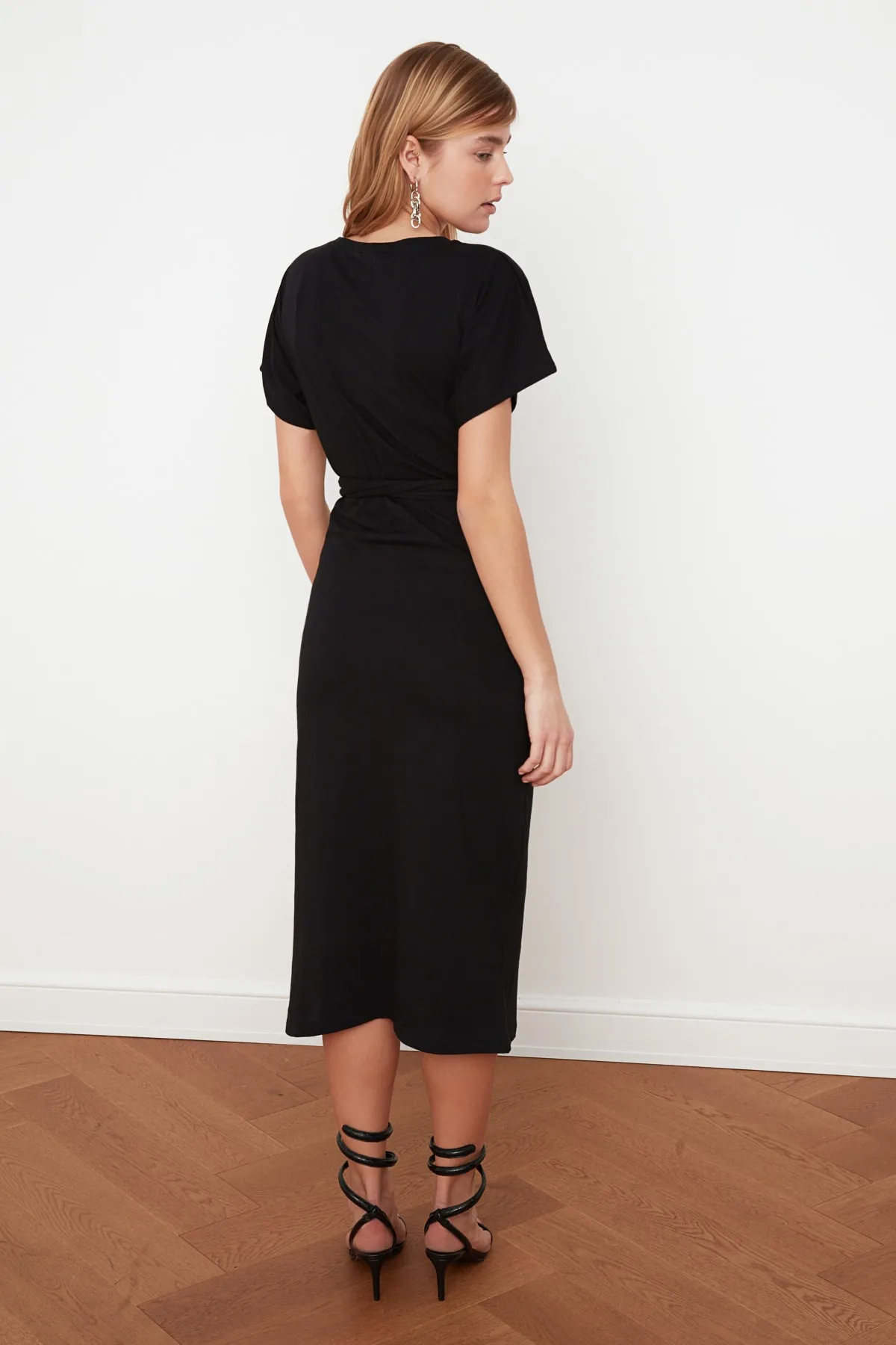 Trendyol Collection  Schwarzes, tailliertes Midi-Bleistiftkleid aus 100 % Baumwolle mit Schlitz und Bindedetail TWOSS21EL0404