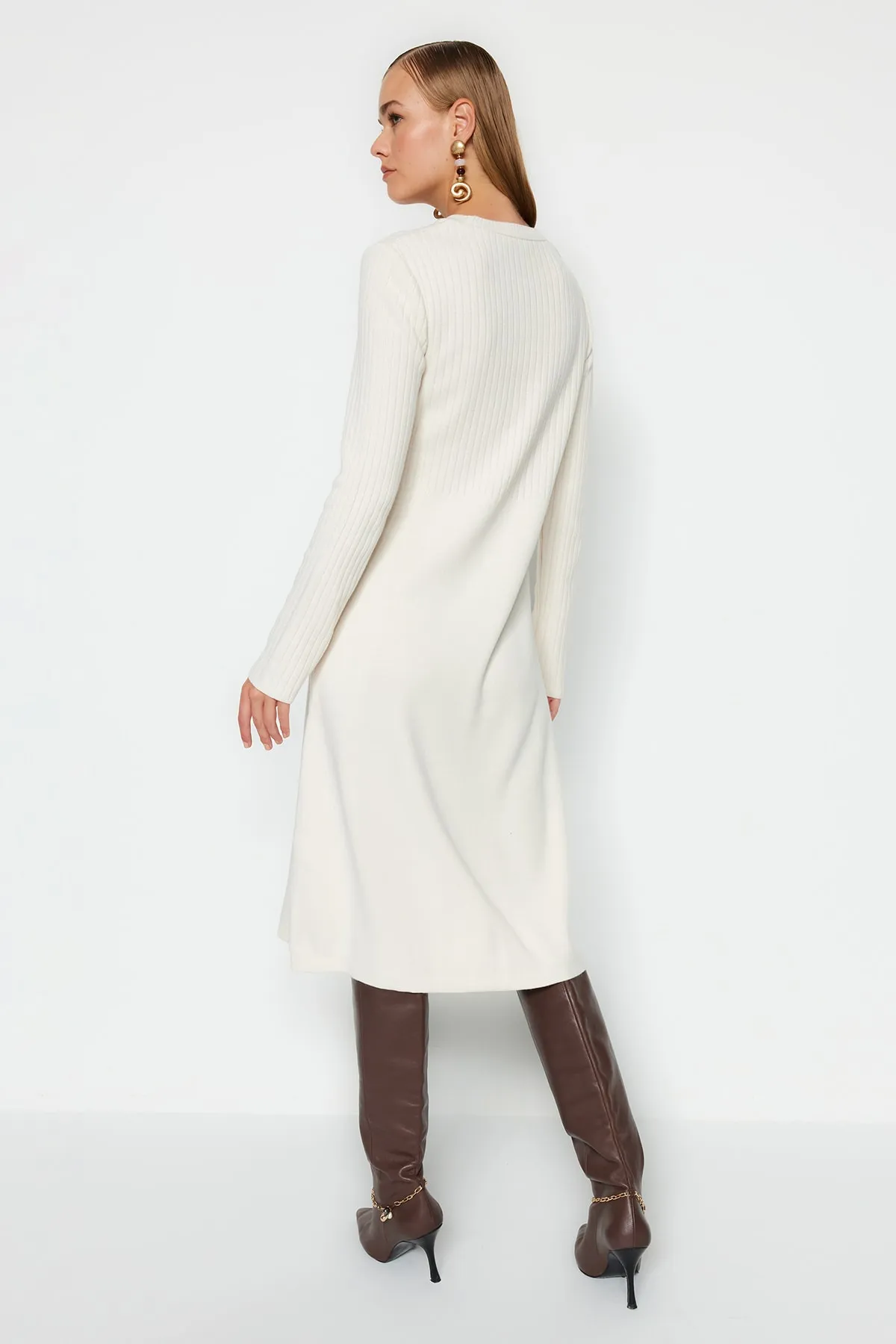 Trendyol Collection  Ecru Wide Fit Midi-Strickpullover mit hohem Kragen und Anzug TWOAW24EL00012