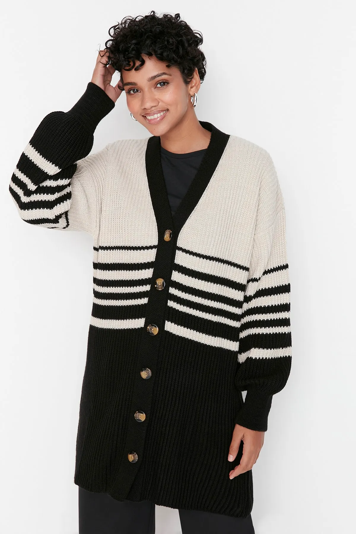 Trendyol Modest  Schwarz-weiß gestreifte Strickjacke mit Knochenknopfdetail TCTAW23HI00006