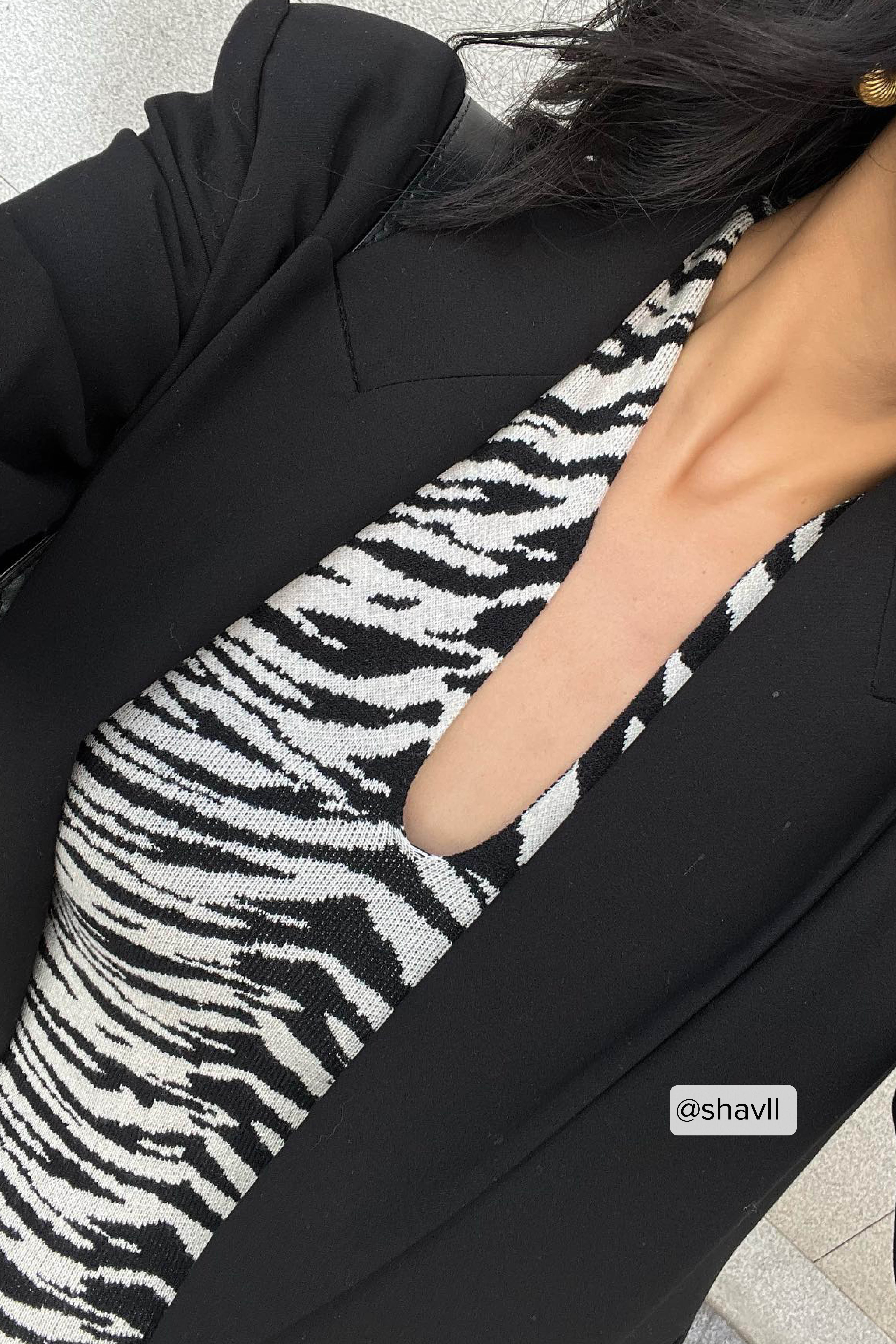 Vorne gekreuztes Zebra-Kleid aus Strickstoff
