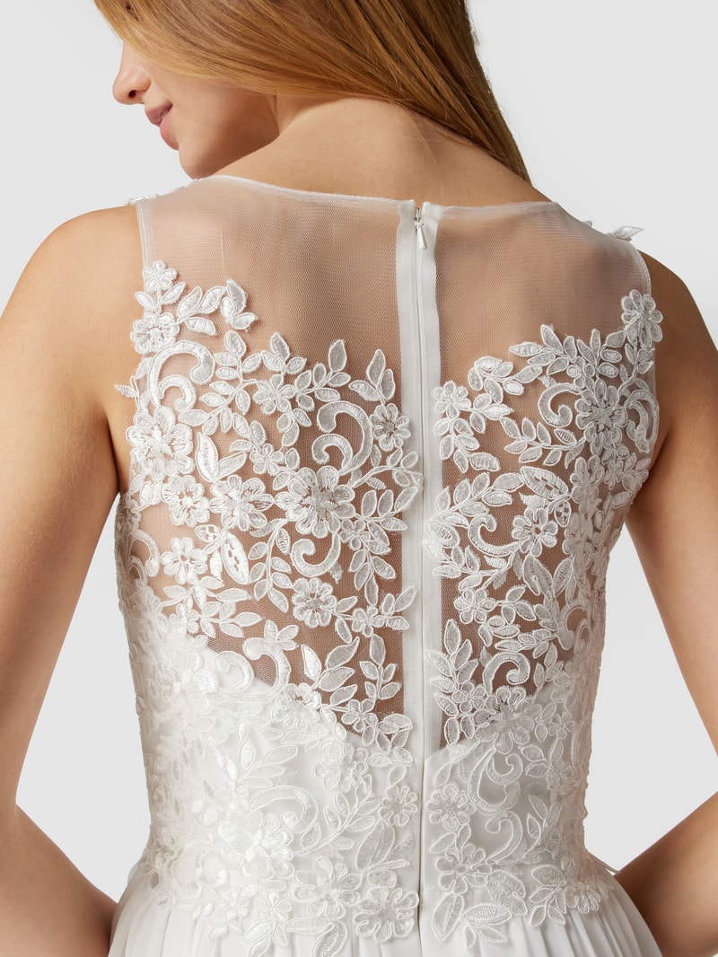 Brautkleid mit floraler Spitze in offwhite