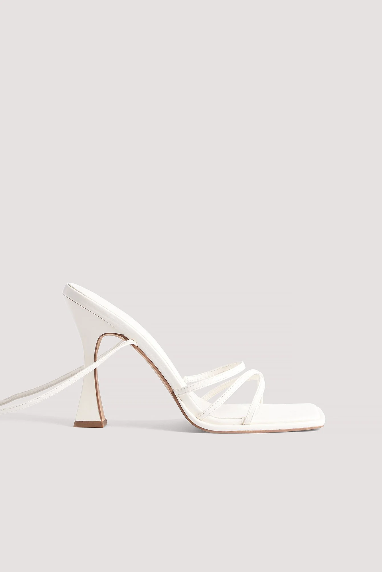 Quadratische Riemchen-High-Heels mit Sanduhrabsatz