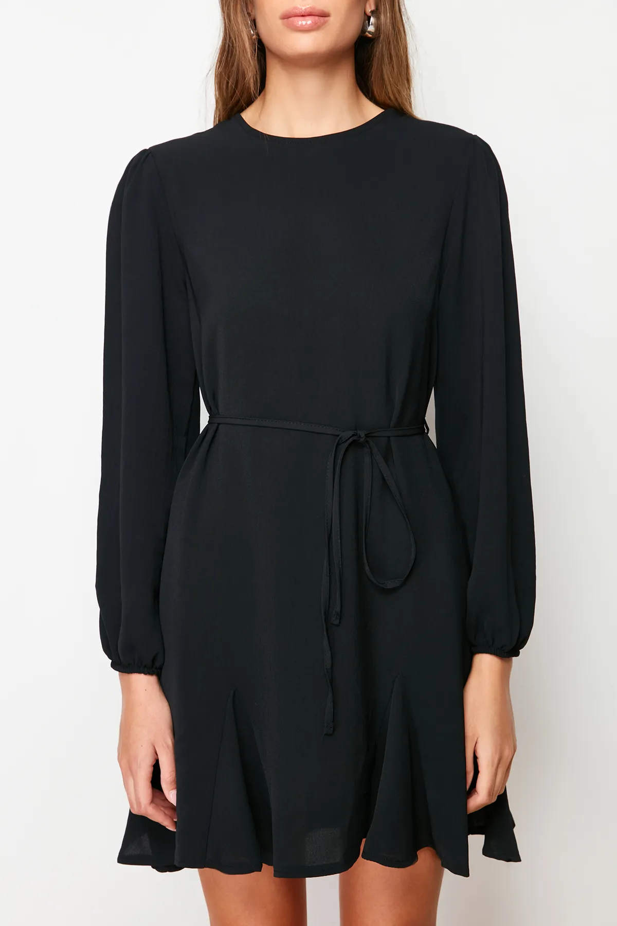 Trendyol Collection  Schwarzes, gerade geschnittenes Mini-Webkleid mit Rundhalsausschnitt und Gürtel TWOAW24EL00337
