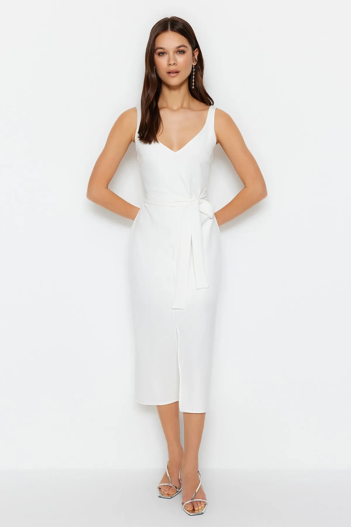 Trendyol Collection  Ecrufarbenes, gewebtes, gefüttertes Midikleid mit Gürtel TWOSS23EL02262