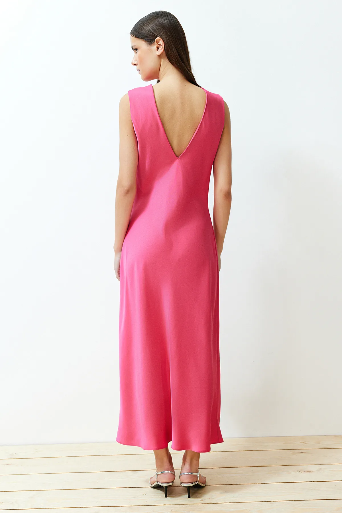 Trendyol Collection  Fuchsia-Rückendetailliertes Maxi-Webkleid aus Satin TWOSS24EL00070