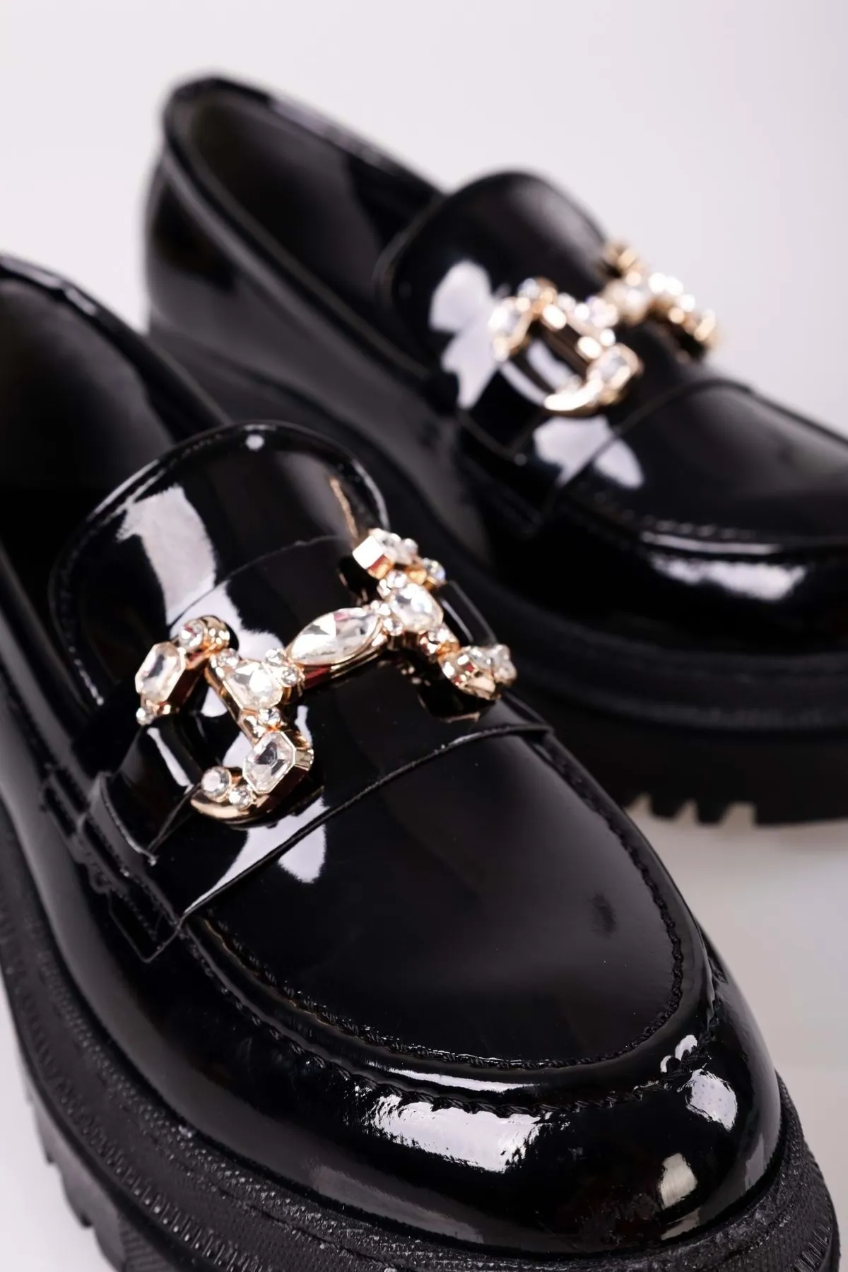 Shoeberry  Damen-Loafer Lucie aus schwarzem Lackleder mit Steinschnalle