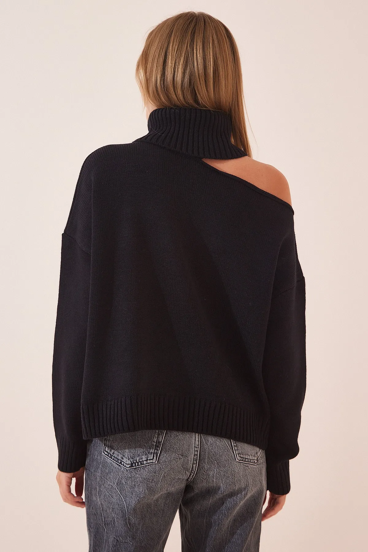 Happiness İstanbul  Schwarzer Rollkragenpullover mit Cut-Out-Details für Damen PN00068