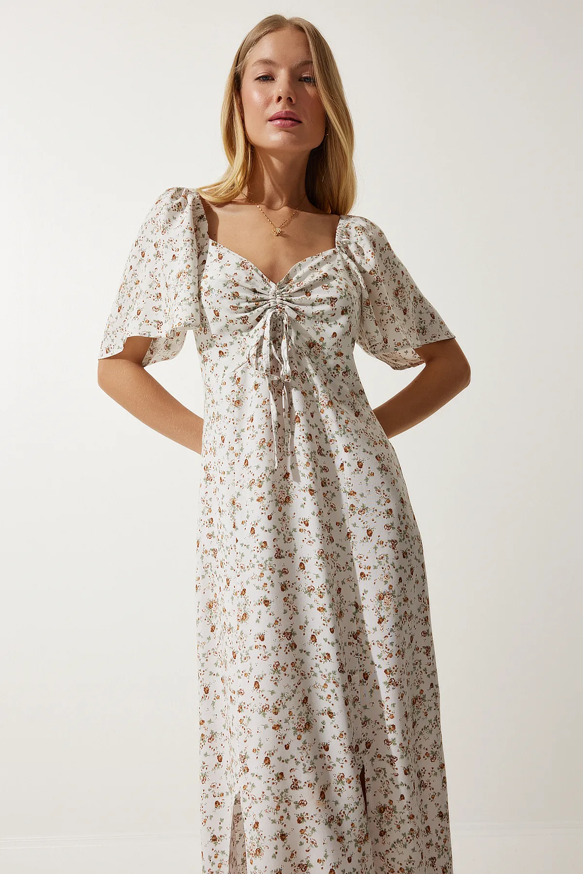 Happiness İstanbul  Ecrufarbenes, geschlitztes, detailliertes Volant-Viskosekleid für Damen UB00247