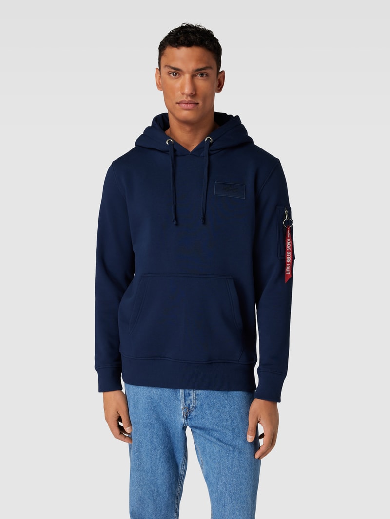 Hoodie mit Label-Patch in marineblau