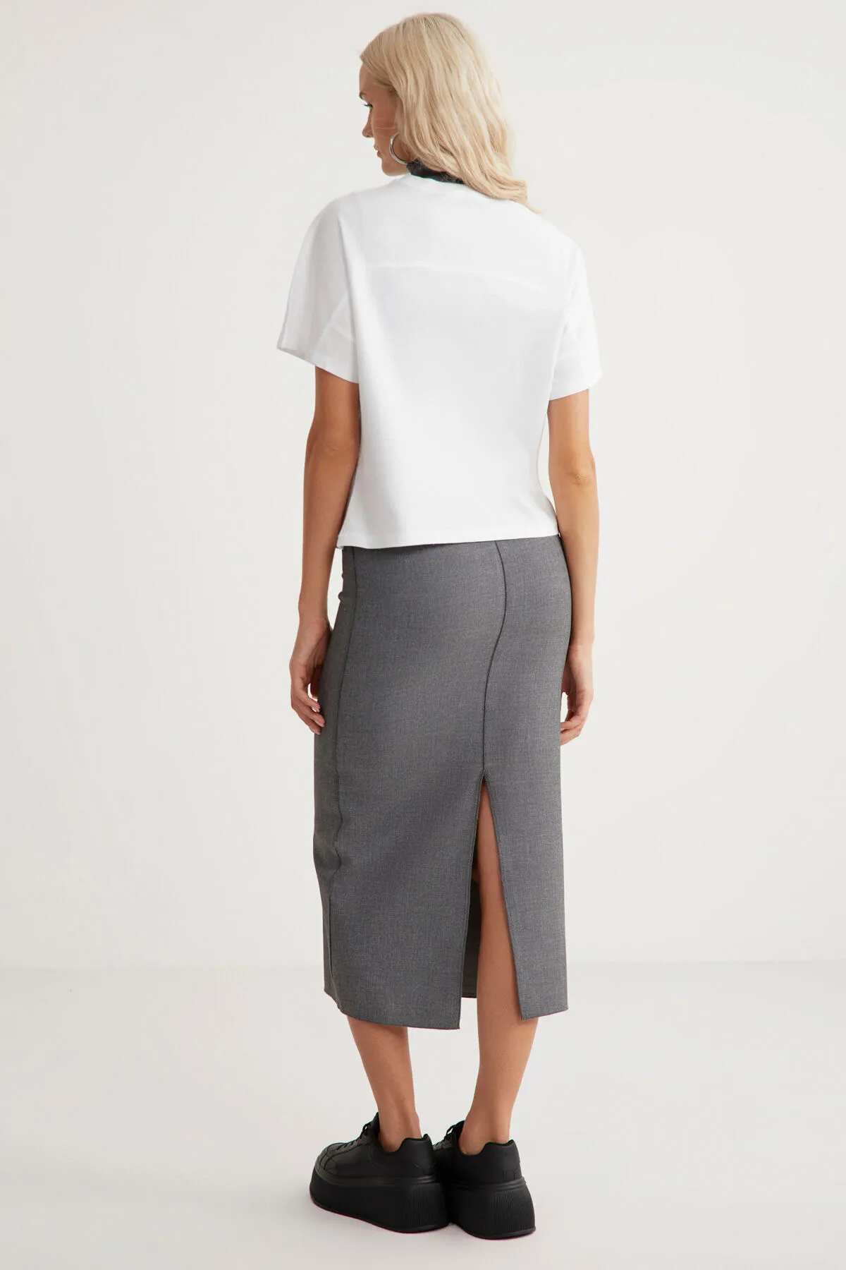 GRIMELANGE  Lottie Damen-T-Shirt mit regulärer Passform und Rundhalsausschnitt aus 100 % Baumwolle in Weiß