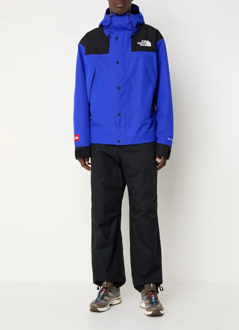 Jachetă rezistentă la vânt The North Face M Dryvent, cu glugă și buzunare cu fermoar.