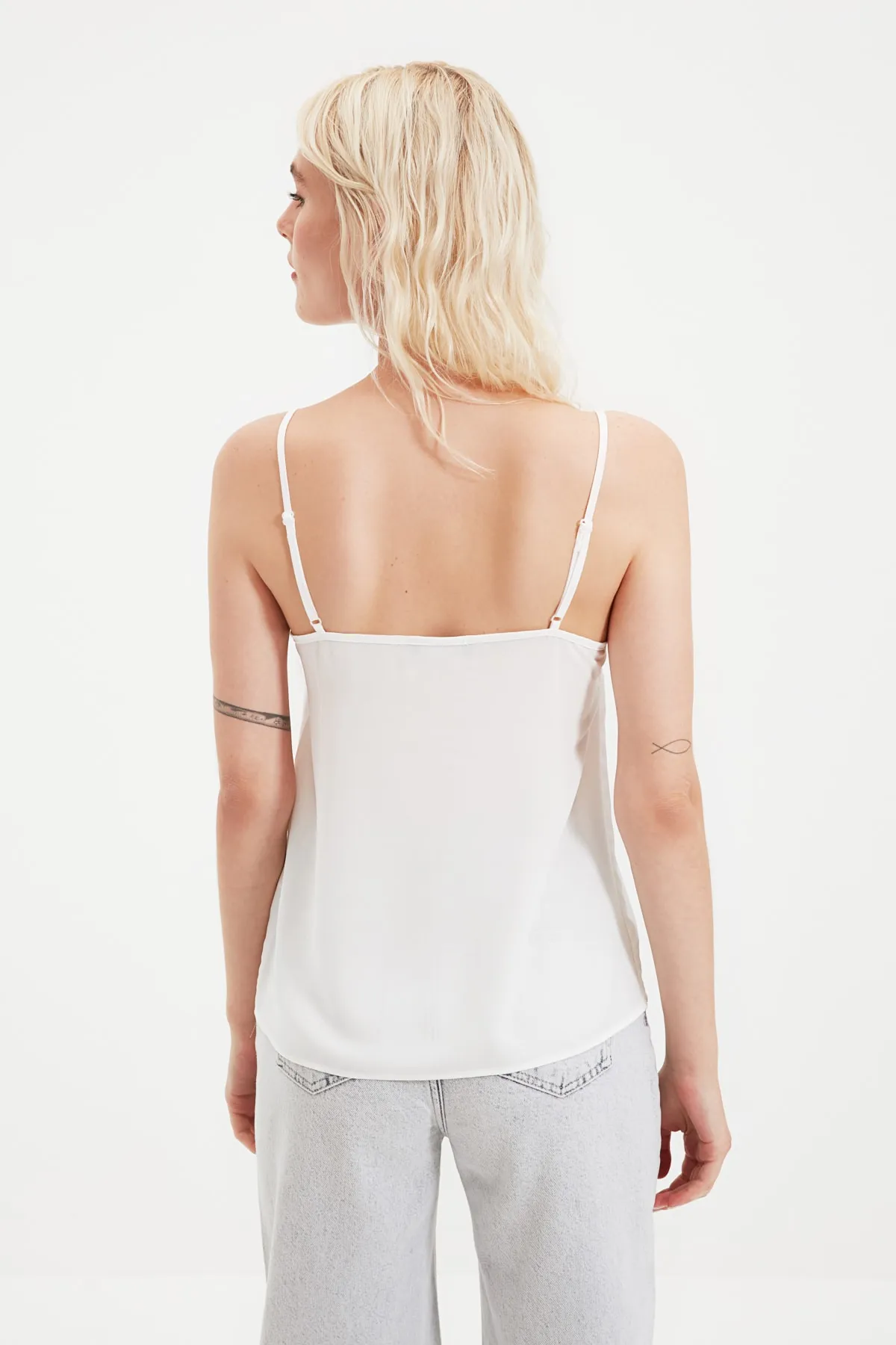 Trendyol Collection  Ecrufarbene, gewebte Spitzen-Trägerbluse mit detaillierten Details TWOSS19BB0208