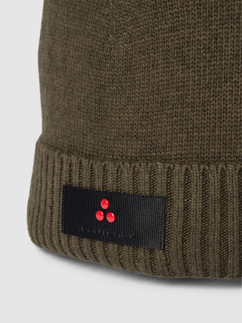 Beanie mit Label-Patch Modell 'Silli' in olivgrün