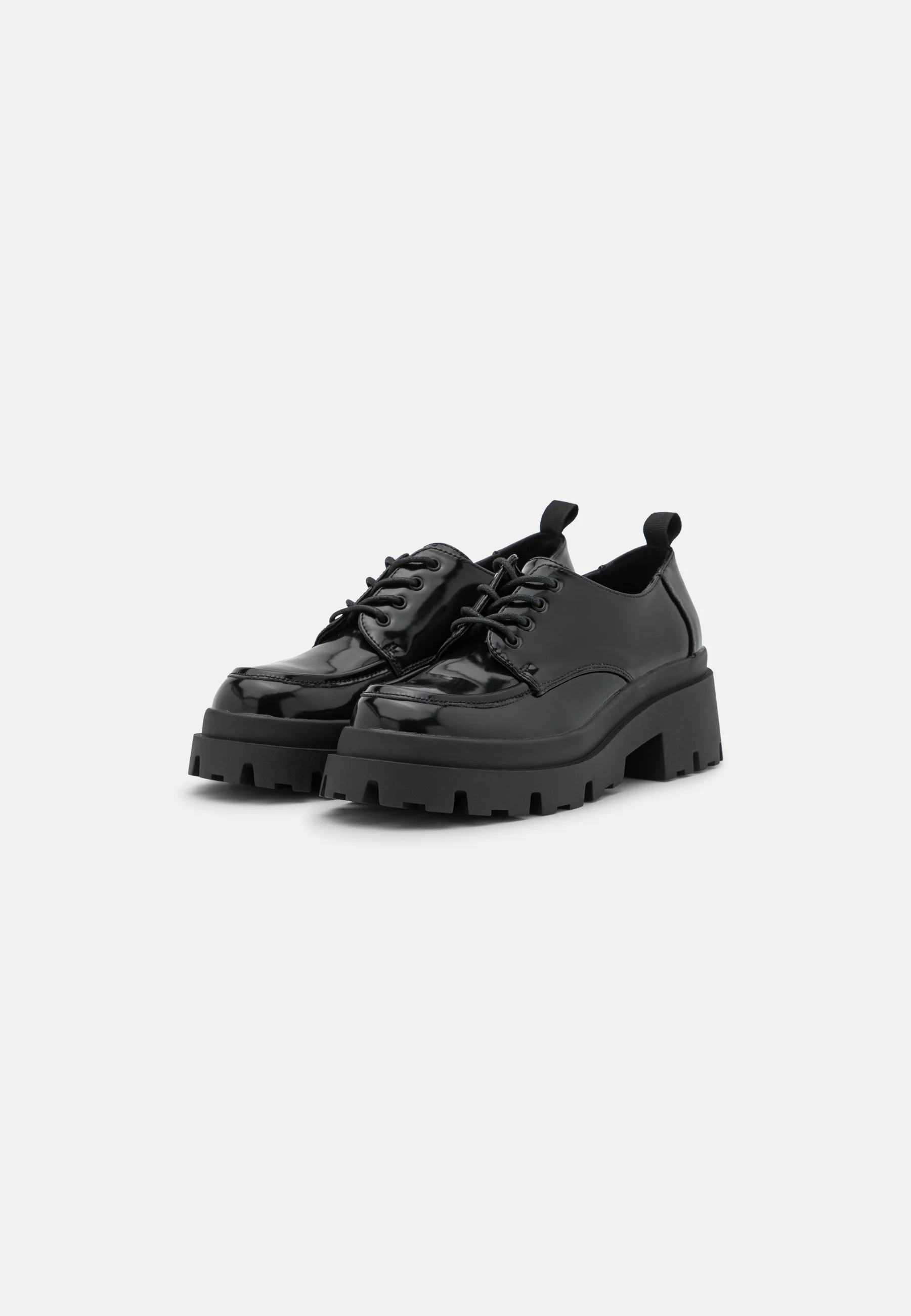 Zapatos con cordones pares e impares