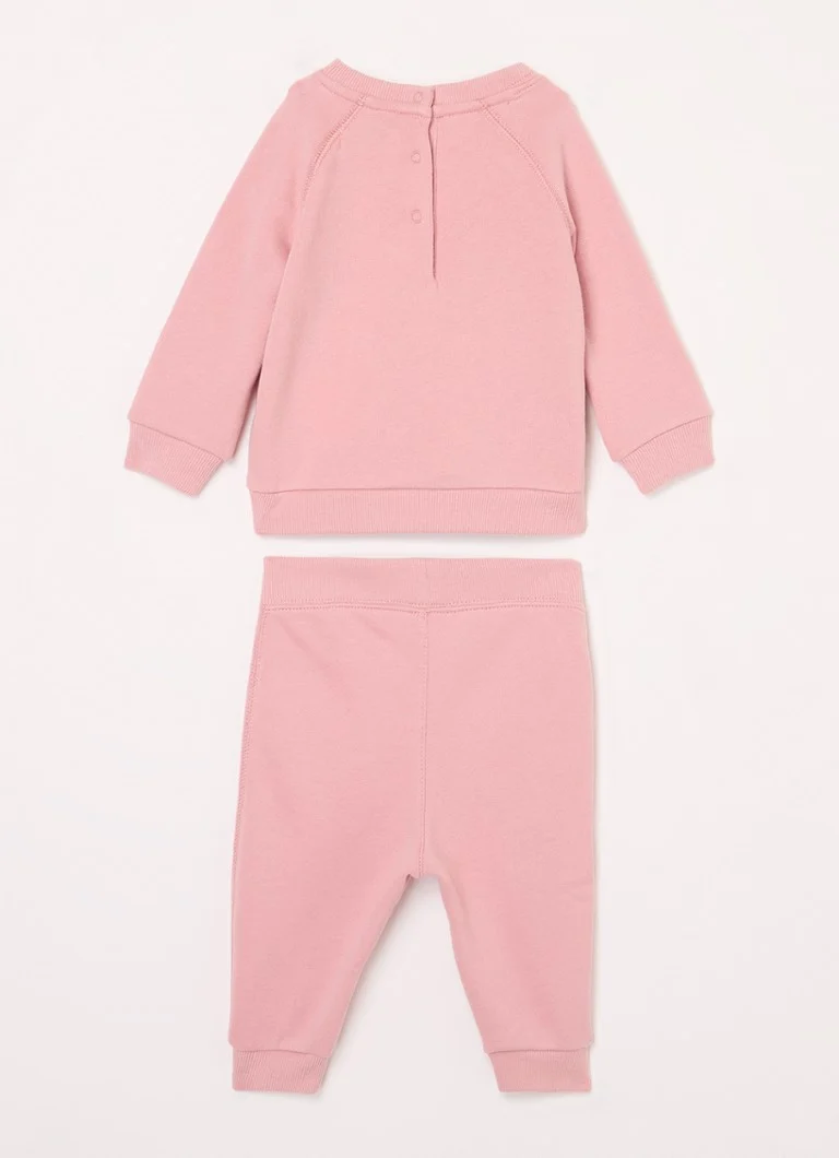 Costum din două piese de la Ralph Lauren, format dintr-un pulover și pantaloni de trening.