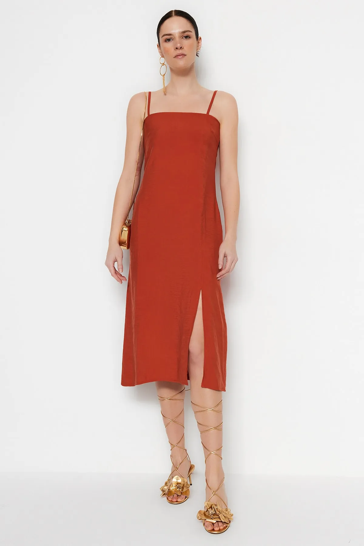 Trendyol Collection  Gefliestes, gerade geschnittenes Midi-Kleid mit Schlitz und detailliertem Webmuster TWOSS23EL01573