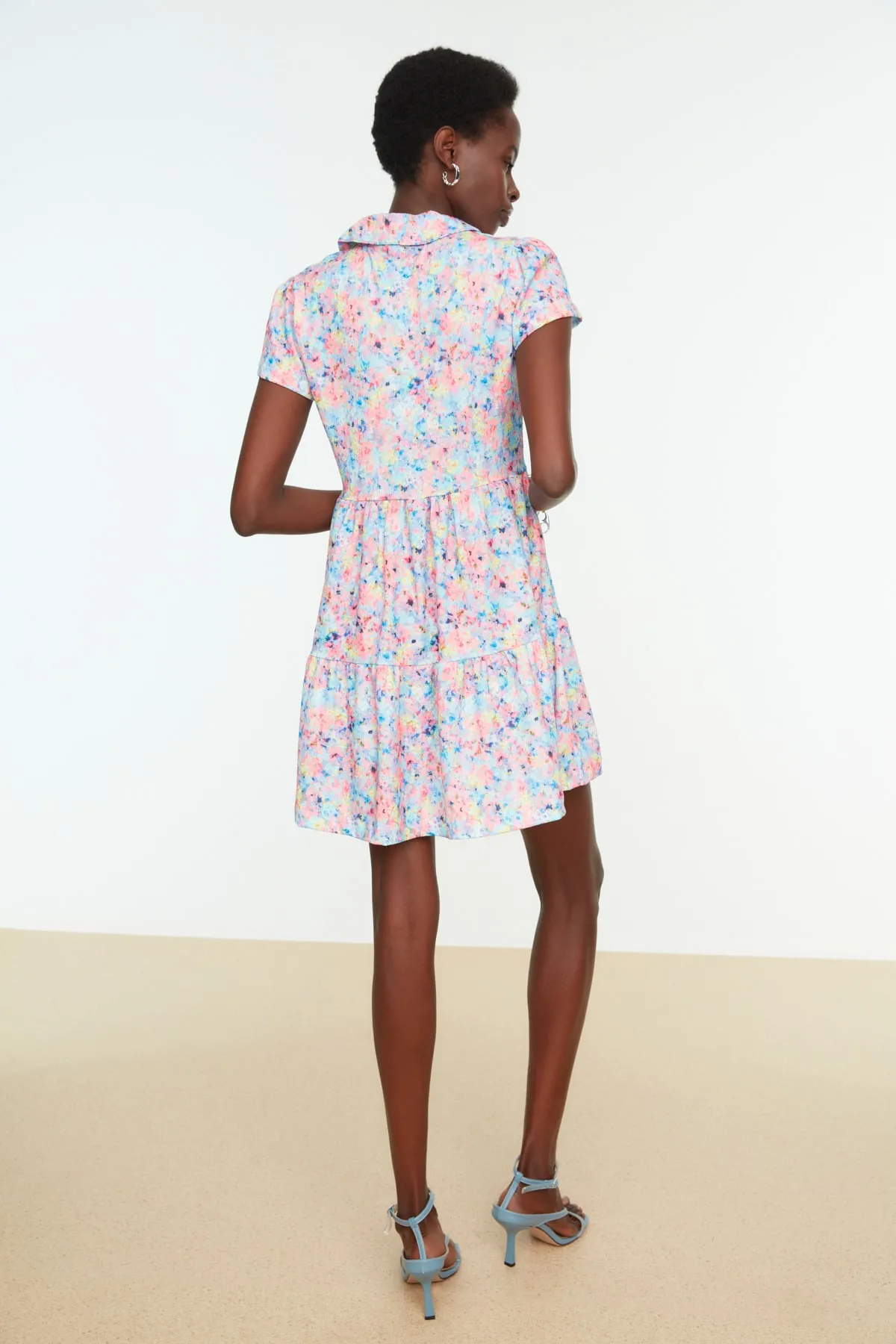 Trendyol Collection  Rosafarbenes A-Linien-Ministrickkleid mit Hemdkragen und Blumenmuster TWOSS20EL2332