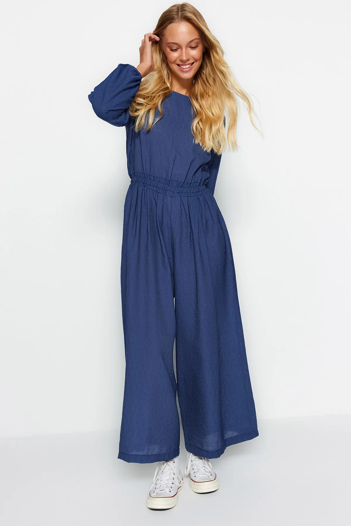 Trendyol Modest  Indigofarbener Overall mit Rundhalsausschnitt, elastischer Taille, entspanntem Schnitt und weitem Bein TCTSS21TU0206