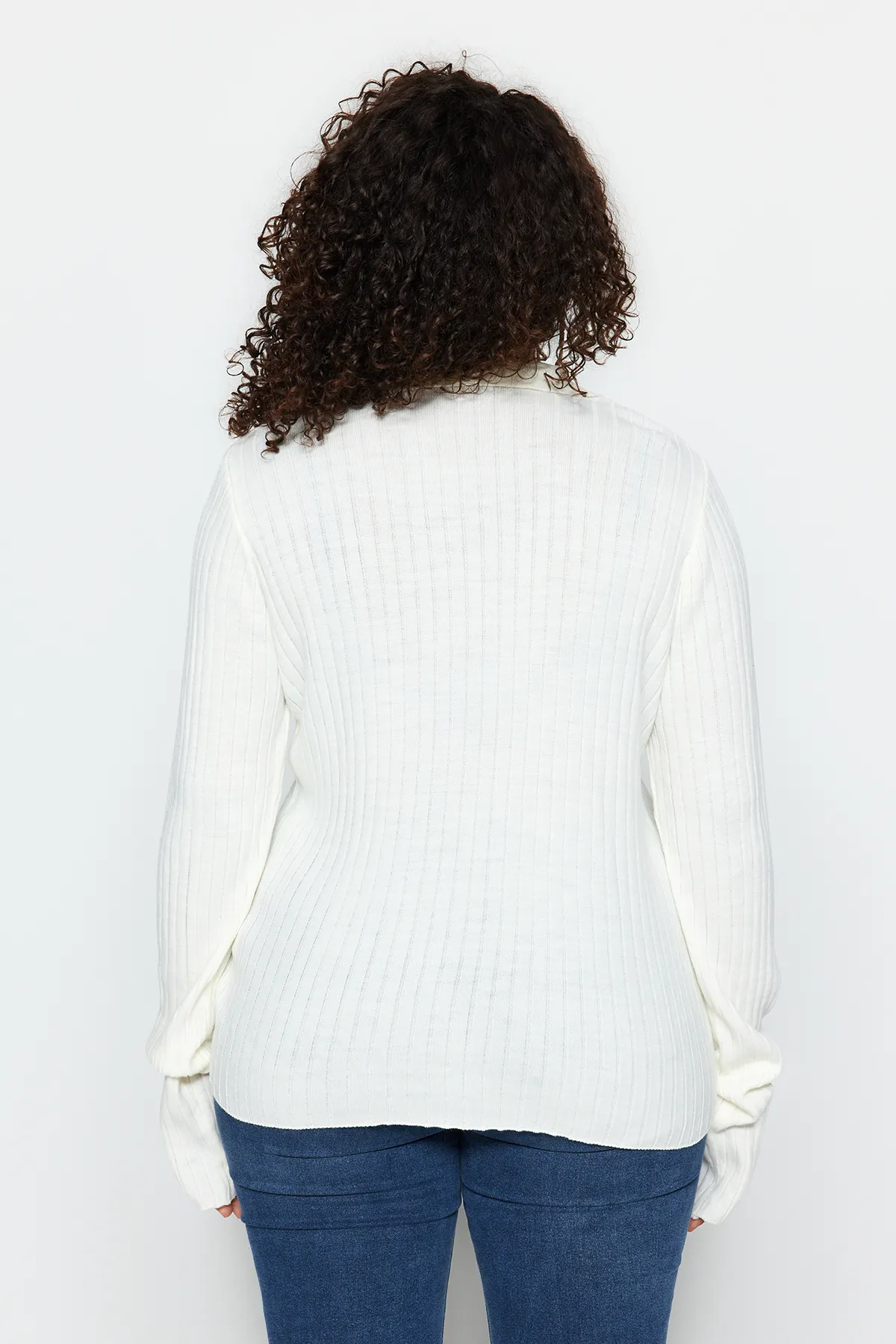 Trendyol Curve  Ecrufarbener Strickpullover mit Polokragen und Ärmeldetail TBBAW24AN00048