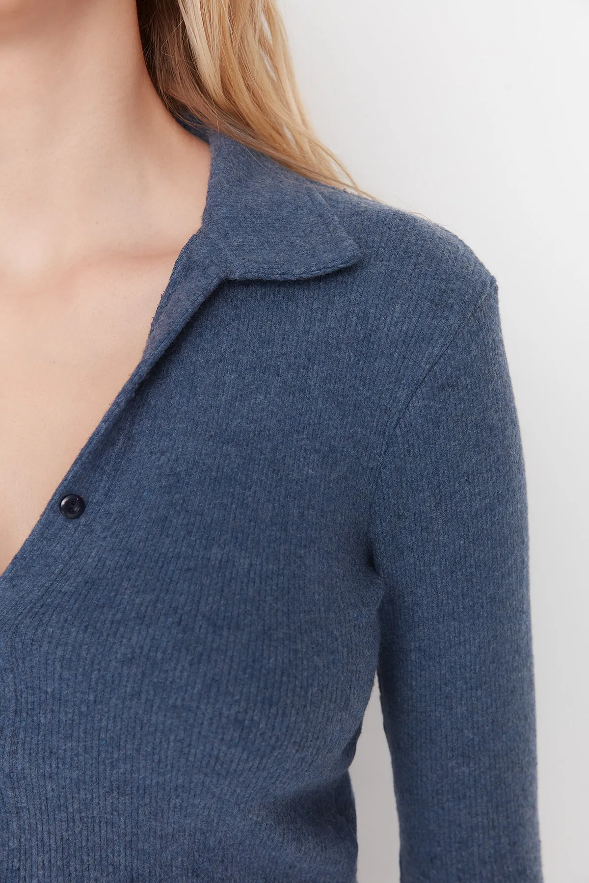 Trendyol Collection  Indigofarbene, eng anliegende, eng anliegende, gerippte, dehnbare Strickbluse mit Polokragen und Knöpfen TWOAW22BZ0522