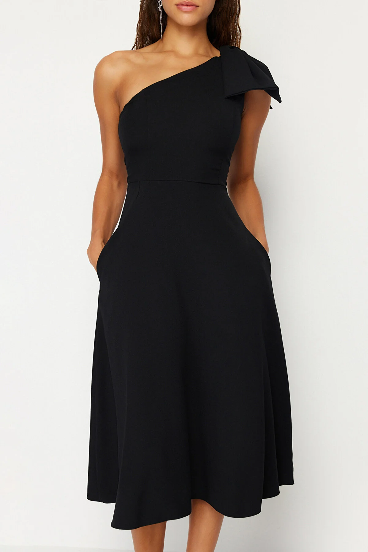 Trendyol Collection  Elegantes Abendkleid mit schwarzer Schleife TPRSS24EL00105