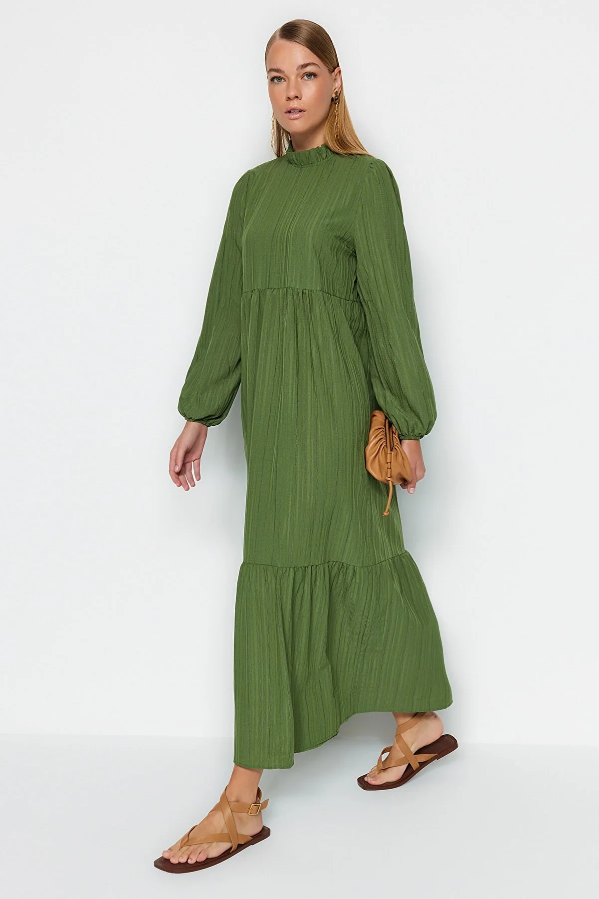 Trendyol Modest  Grünes, gewebtes Crinkle-Kleid mit Stehkragen und weiter Passform TCTSS22EB00171