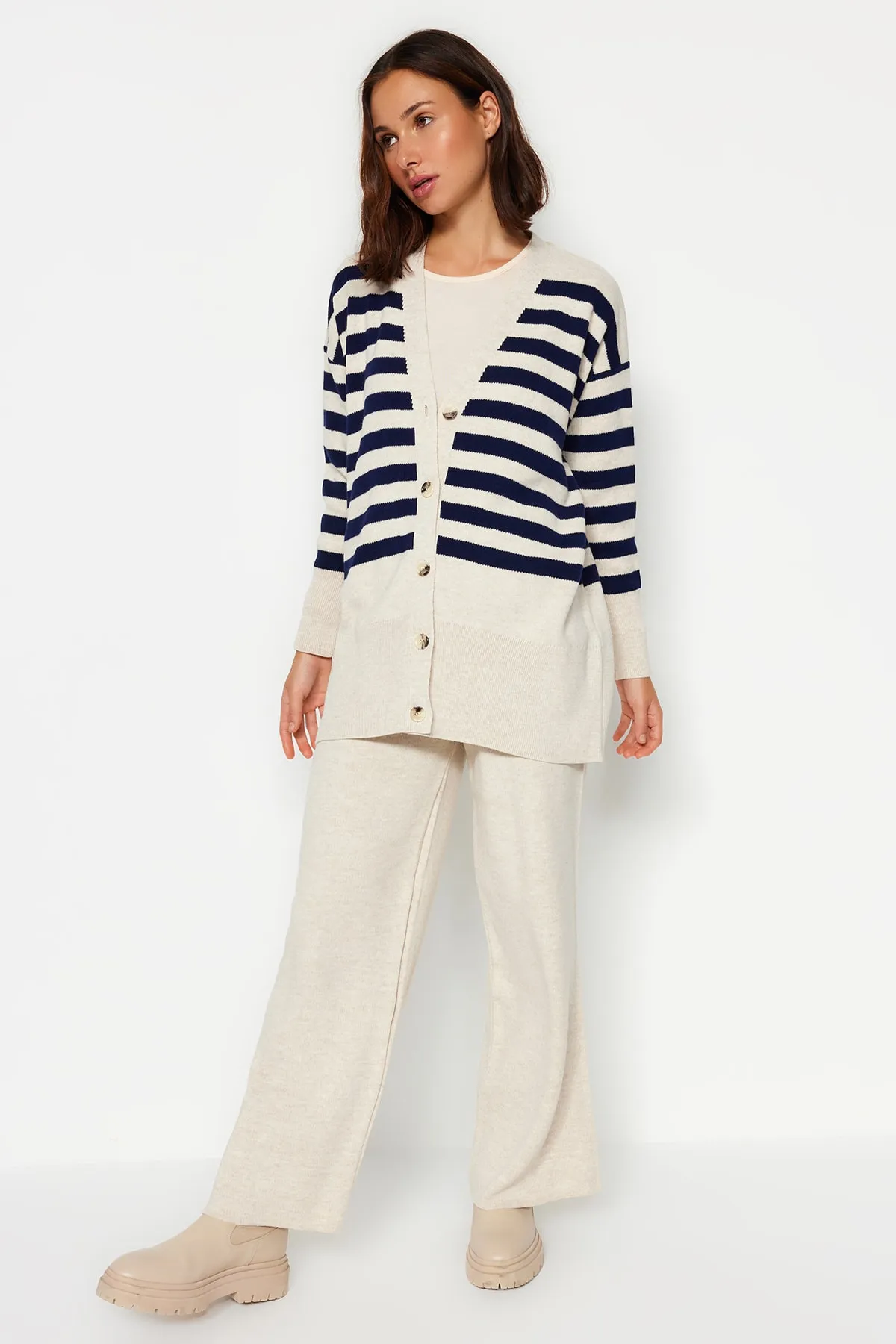 Trendyol Modest  Beiges Set aus Oberteil und Unterteil mit Jacquard-Streifen, Strickjacke und Hose mit Knopfleiste TCTAW24US00054