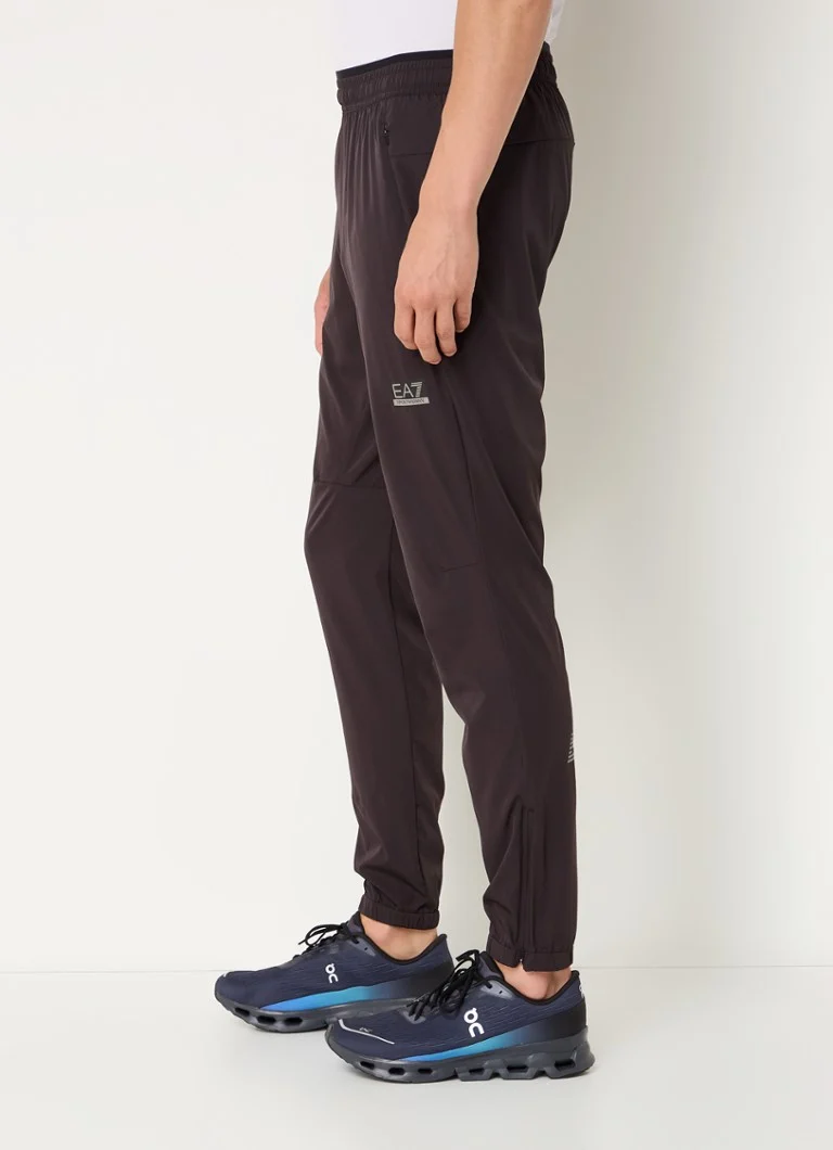 Pantaloni de trening slim fit de la Emporio Armani, cu logo și buzunare laterale.