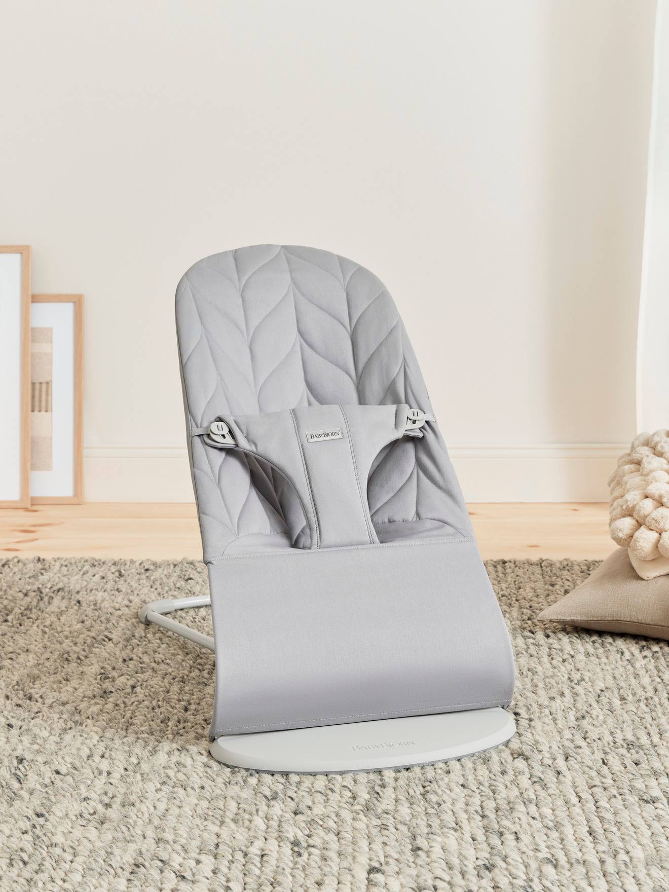 Transat Bliss en coton BabyBjörn gris clair/matelassage pétales