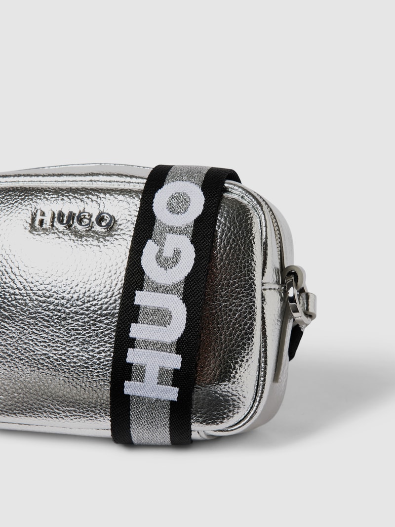 Crossbody Bag in metallic in silber