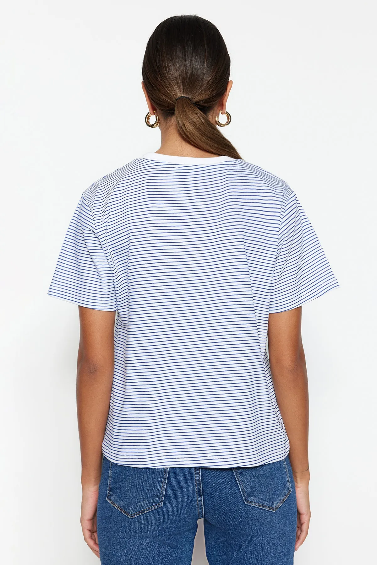 Trendyol Collection  Marineblaues, ecrufarbenes, gestreiftes Premium Basic-Strick-T-Shirt mit Rundhalsausschnitt und normaler Passform TWOSS23TS00043
